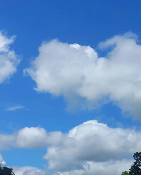 Beyaz bulutlu mavi gökyüzü