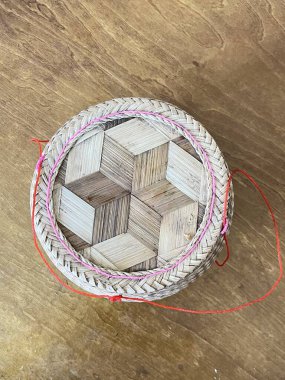 Bir ahşap kutuya yakın plan ve beyaz saplı bir ip.