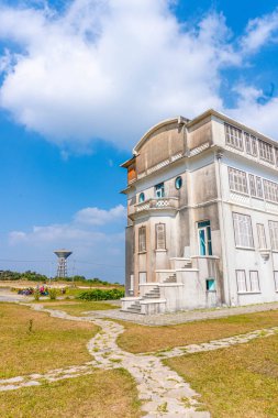 Mavi pencereli terk edilmiş bir bina ve duvarlarında açık pas izleri var. Bokor Ulusal Parkı, Kamboçya.