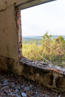 Urbex pas lekeli eski, yırtık pırtık evleri keşfediyor.