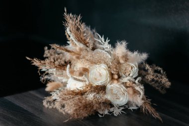 Boho tarzı düğün buketi, doğal, kuru otlar ve çiçekler.