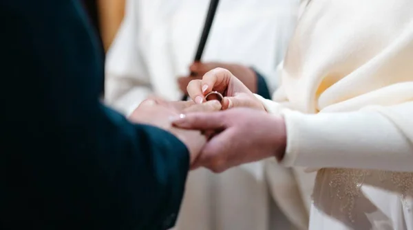 Γάμος Στην Εκκλησία Ανταλλαγή Δαχτυλιδιών Ανάμεσα Στους Νεόνυμφους Νύφη Βάζει — Φωτογραφία Αρχείου