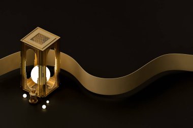 Modern İslami tema pankartlarının 3 boyutlu yorumlanması. İçinde ampuller ve kurdeleler olan geometrik altın fenerler. Kurban Bayramı, Bayram Mübarek, boşluk metin alanını kopyala