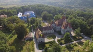 Ukrayna 'nın göl kenarındaki Karpat Dağları' ndaki shenborn kalesi. Hava manzaralı. Yüksek kalite 4k görüntü