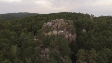 Dağların üzerinden uçmak, günbatımı, ormanın üzerinden uçmak, dağların üzerinden uçmak, güvercin havası, kayaların üzerinden uçmak. Yüksek kalite 4k görüntü