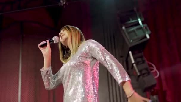 Sabit Kamera Hareket Ediyor Güzel Glamour Profesyonel Şarkıcı Kız Sahne — Stok video
