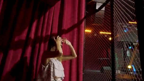 Девушка Танцует Ночном Клубе Железной Клетке Движение Камеры Высококачественные Кадры — стоковое видео