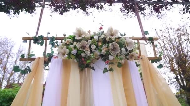 Luxueux Arc Bois Mariage Est Décoré Avec Des Arrangements Floraux — Video