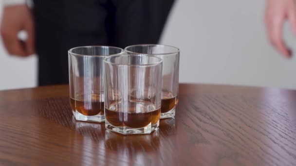 Trois Hommes Prennent Des Verres Whisky Une Table Des Images — Video