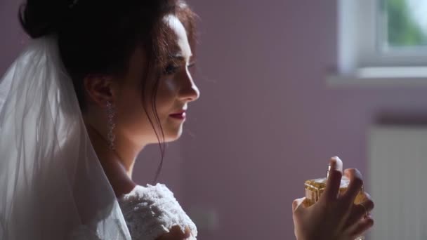Pengantin Wanita Adalah Untuk Mengambil Parfum Percikan Parfum Close Dalam — Stok Video