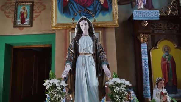 Statue Virgin Mary Standing Indoors Her Head Bowed Looks Straight — Stock Video