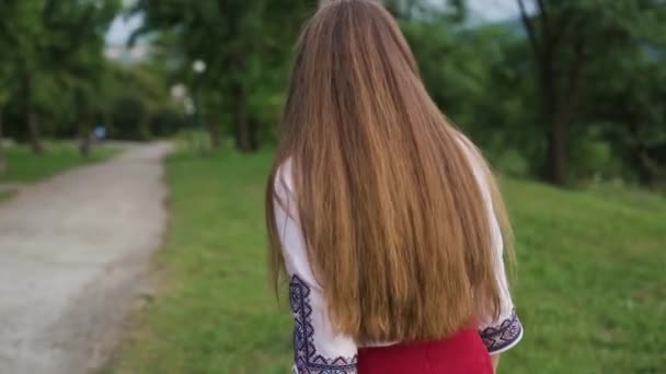 Den Unga Kvinnan Går Vänder Och Ler Stadsparken Bakgrund Kameran — Stockvideo
