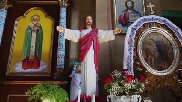 Unten Aufnahme Einer Christusstatue Einer Katholischen Kirche Antikes Denkmal Innenbereich — Stockvideo