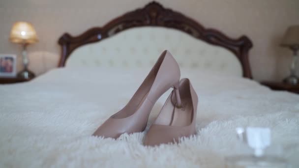 Gelinlerin Ayakkabıları Alyansları Aksesuarları Hazırlanırken Yan Yana Uzanıyor Kamerayı Yüksek — Stok video