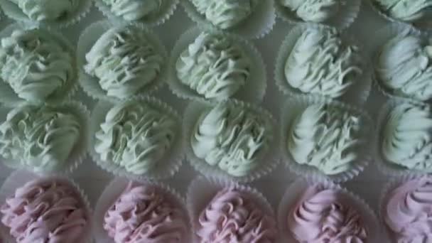 Zelfgemaakte Roze Aardbeien Munt Vanille Marshmallow Luchtige Marshmallow Schuif Onderwerp — Stockvideo