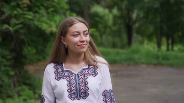 Portrét Atraktivní Brunetky Bílém Kráčející Parku Podzim Slunečného Dne Usmívající — Stock video
