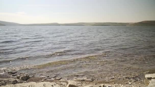 Oblázkový Kámen Pobřeží Jezerem Nebo Mořskou Vodou Malé Vlny Zpomalují — Stock video