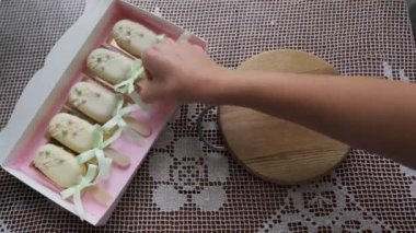 Sosyal medyada fotoğraf paylaşmak için elinde akıllı telefonuyla tatlı cheesecake 'in fotoğraflarını çeken bir kadın. Lezzetli kekten zevk alan çekici genç bir kız. 4k görüntü