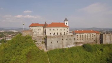 Palanok Kalesi 'nin havadan görünüşü. Mukachevo Şatosu, Ukrayna 'nın batısındaki Mukacheve şehrinde tarihi bir kaledir. Zakarpati. Yüksek kalite 4k görüntü