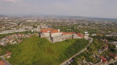 Mykachevo 'da bir tepedeki Palanok Ortaçağ kalesi, hava manzaralı. Yüksek kalite 4k görüntü