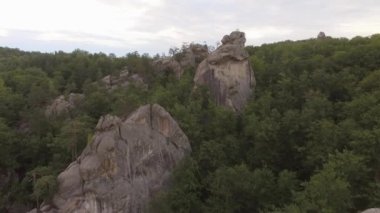 Dovbush yaz güneşinde sallanıyor ve arka planda toz bulutu. Hava görüntüsü. Yüksek kalite 4k görüntü