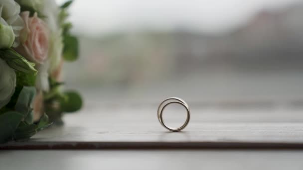 Anéis Casamento Ouro Movem Direção Uns Aos Outros Formam Sinal — Vídeo de Stock