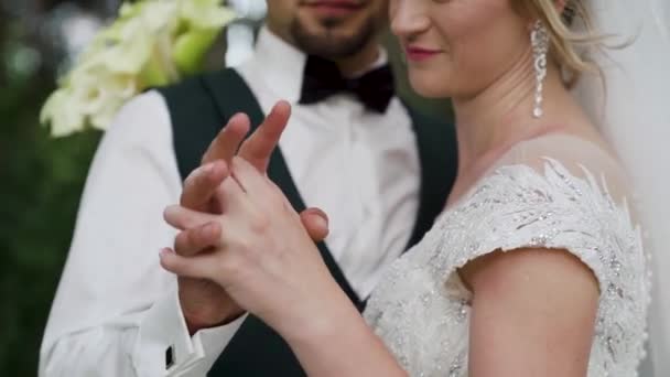 Duas Mãos Com Anéis Casamento Mãos Dadas Fundo Floresta Casal — Vídeo de Stock