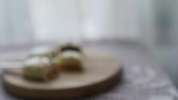 Крупним Планом Жінка Тримає Смартфон Фотографуючи Солодкий Десертний Чізкейк Щоб — стокове відео