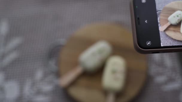 女性的近照手持智能手机 在社交媒体上分享甜食芝士蛋糕的照片 迷人的心满意足的小女孩对美味的食物蛋糕感到快乐 4K镜头 — 图库视频影像