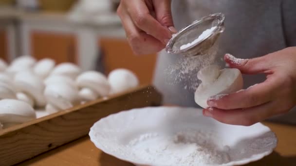 菓子はキノコのようにマシュマロに粉砂糖を振りかけるスローモーション 高品質のフルHd映像 — ストック動画