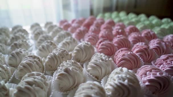 许多红 白烹调的棉花糖放在桌上 慢动作相机旋转 高质量的4K镜头 — 图库视频影像