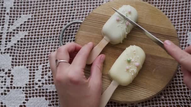 Γυναικείο Κόψιμο Στο Χέρι Cheesecake Μορφή Παγωτού Ξύλινο Πιάτο Υψηλής — Αρχείο Βίντεο