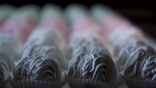 Zaměřte Zelené Růžové Bílé Domácí Marshmallows Posypané Cukrem Prášek Stole — Stock video