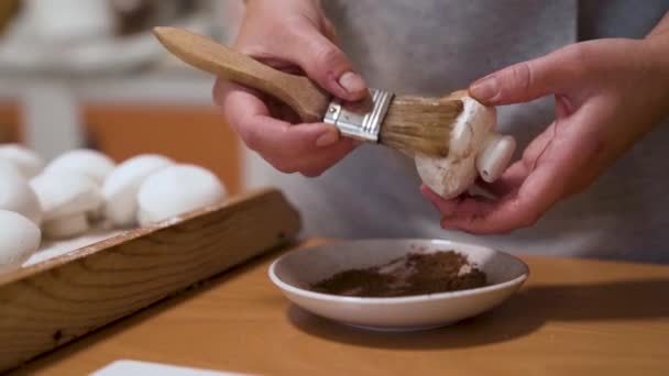 スローモーションを閉じます 甘いマシュマロキノコ 菓子はキノコ 色ココアを作成します 手作りのお菓子 ホームビジネス 高品質4K映像 — ストック動画