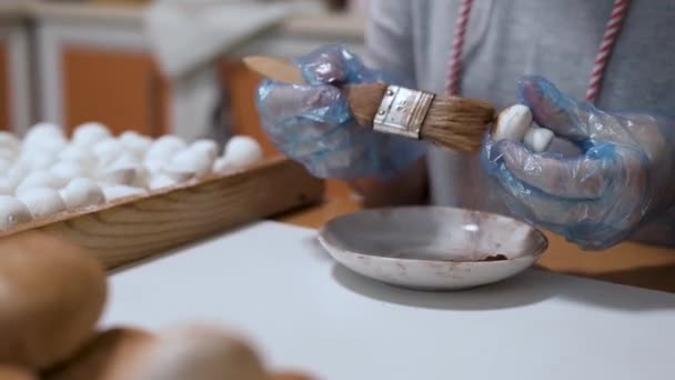 Γλυκά Μανιτάρια Ζαχαρωτά Ζαχαροπλάστης Προστατευτικά Γάντια Δημιουργεί Ένα Μανιτάρι Χρώματα — Αρχείο Βίντεο