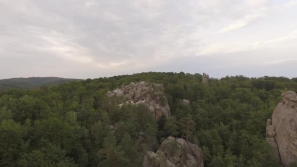 Αεροφωτογραφία Όμορφη Πτήση Στο Γραφικό Τοπίο Μεγάλα Πέτρινα Βράχια Άγρια — Αρχείο Βίντεο