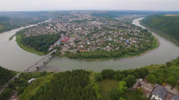 Dnister川の周りZalishchyky市の空中ビューと山に囲まれています 高品質4K映像 — ストック動画