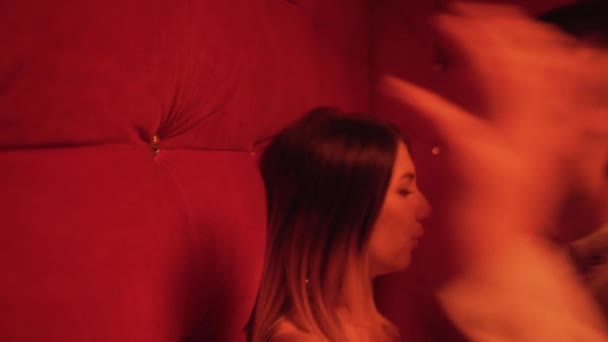 Ung Vacker Kvinna Kysser Sin Pojkvän Sensuellt När Hon Står — Stockvideo