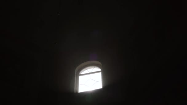 Een Lichtstraal Door Het Raam Een Verlaten Tempel Verbazingwekkende Stralen — Stockvideo