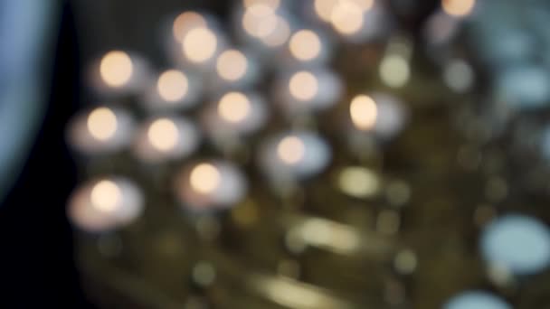 Gelbe Kerze Vor Vielen Unscharfen Kerzen Hintergrund Der Kirche Hochwertiges — Stockvideo