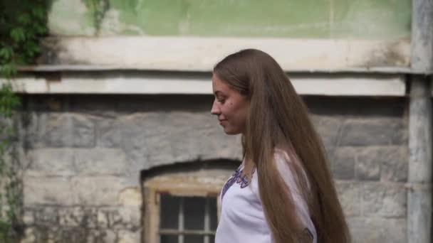 Portrait Une Jolie Brune Blanc Marchant Dans Parc Automne Par — Video