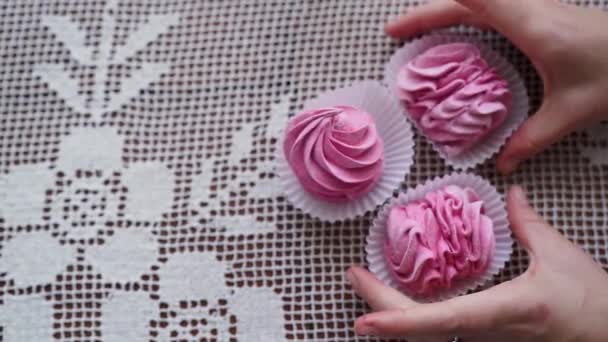Αργή Κίνηση Κοντινό Χέρι Παίρνει Δύο Ροζ Μπισκότα Marshmallow Από — Αρχείο Βίντεο