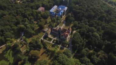 Sabahleyin Batı Ukrayna Karpatya 'sında, kalenin üzerinde uçan insansız hava aracı. Yüksek kalite 4k görüntü