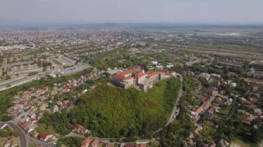 Ukrayna 'daki tahtırevan kalesinin hava manzarası mavi gökyüzü. Yüksek kalite 4k görüntü