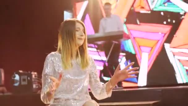 Steadycam Vue Prise Vue Jeune Chanteuse Professionnelle Visage Une Belle — Video