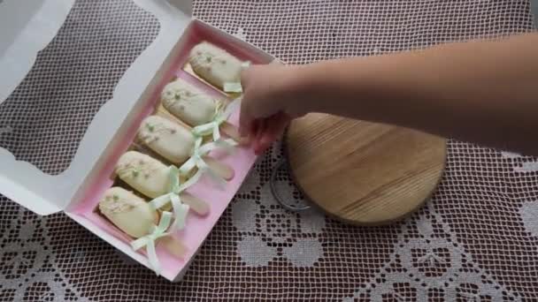 Gros Plan Femme Tient Smartphone Prendre Des Photos Gâteau Fromage — Video
