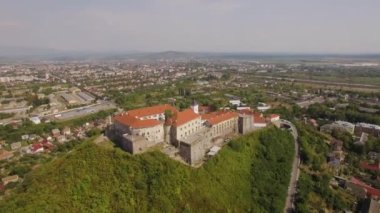 Mykachevo 'da bir tepedeki Palanok Ortaçağ kalesi, hava manzaralı. Yüksek kalite 4k görüntü