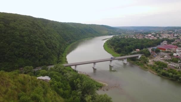 Dnister川の周りZalishchyky市の空中ビューと山に囲まれています 高品質4K映像 — ストック動画