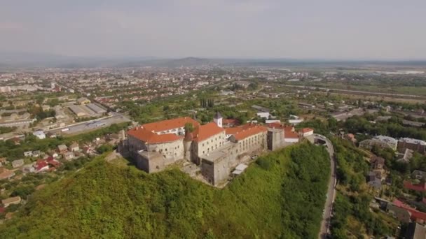Castillo Palanok Fortaleza Medieval Una Colina Mykachevo Plano Vista Aérea — Vídeos de Stock