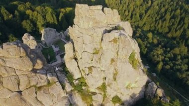 İnsansız hava aracından Tustan kalesine - Urych köyünde sonbahar zamanında ulusal öneme sahip arkeolojik ve doğal anıt, Ukrayna. UHD 4K videosu. Yüksek kalite